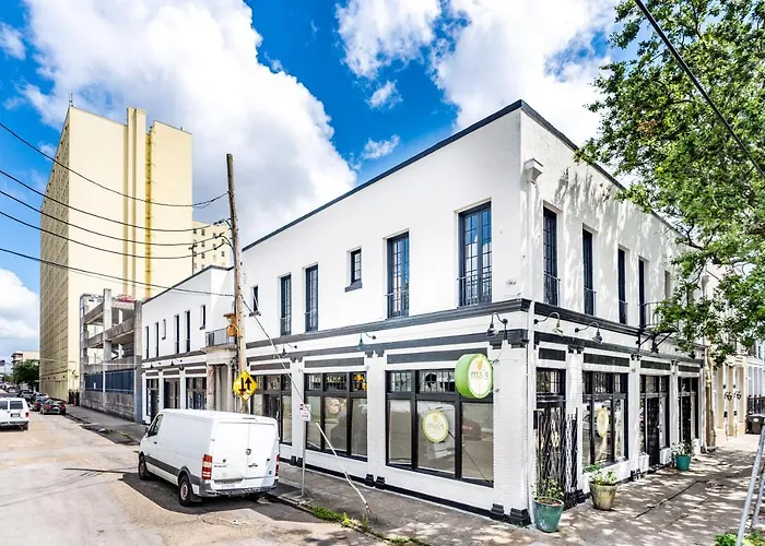 St Charles-Mardi Gras 6Bd Home